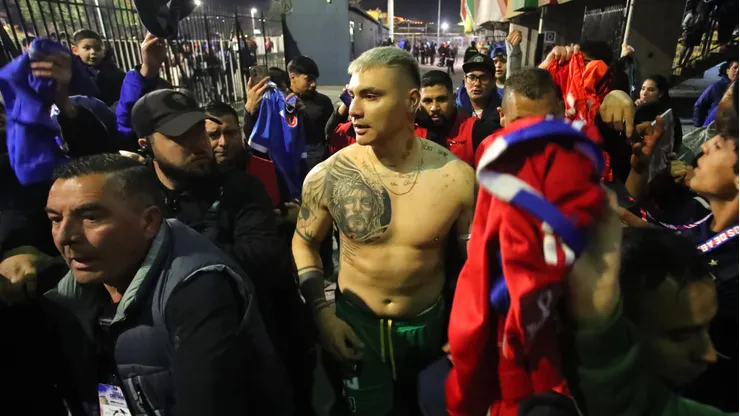 Cristóbal Campos va en ayuda de dos jugadores de la U.
