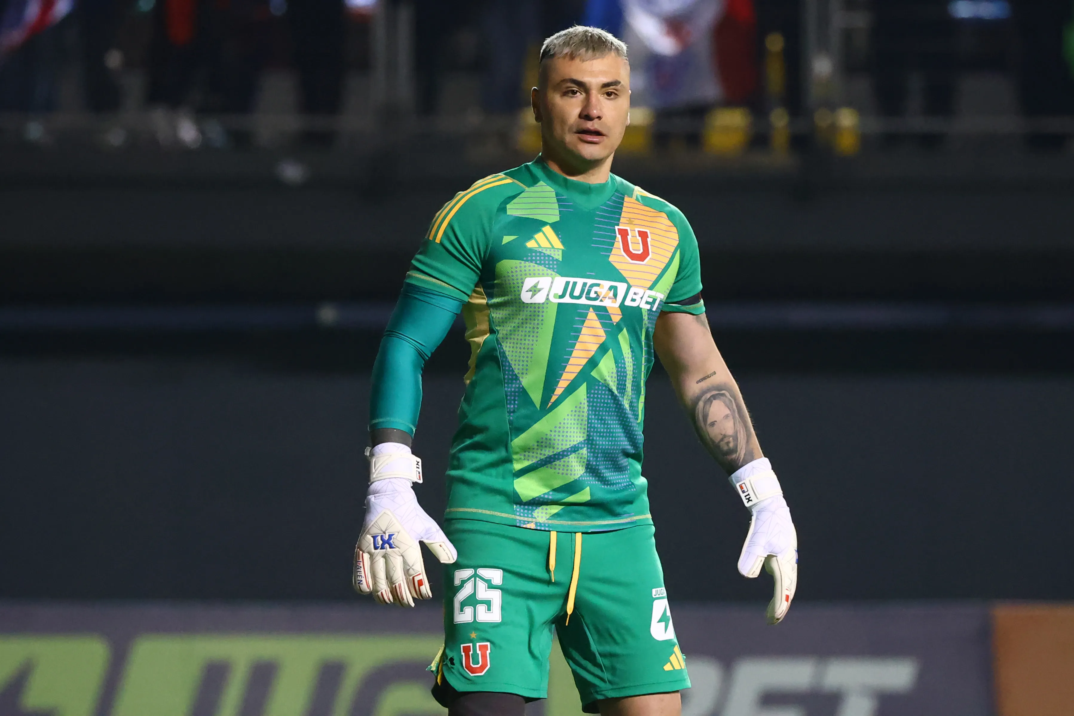 Cristóbal Campos realizó una subasta de camisetas. Foto: Jonnathan Oyarzun/Photosport