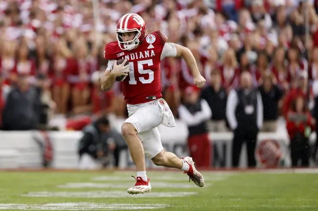 El latino Fernando Mendoza brilla en el fútbol americano