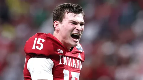 El latino Fernando Mendoza es la nueva figura en el deporte de los Estados Unidos
