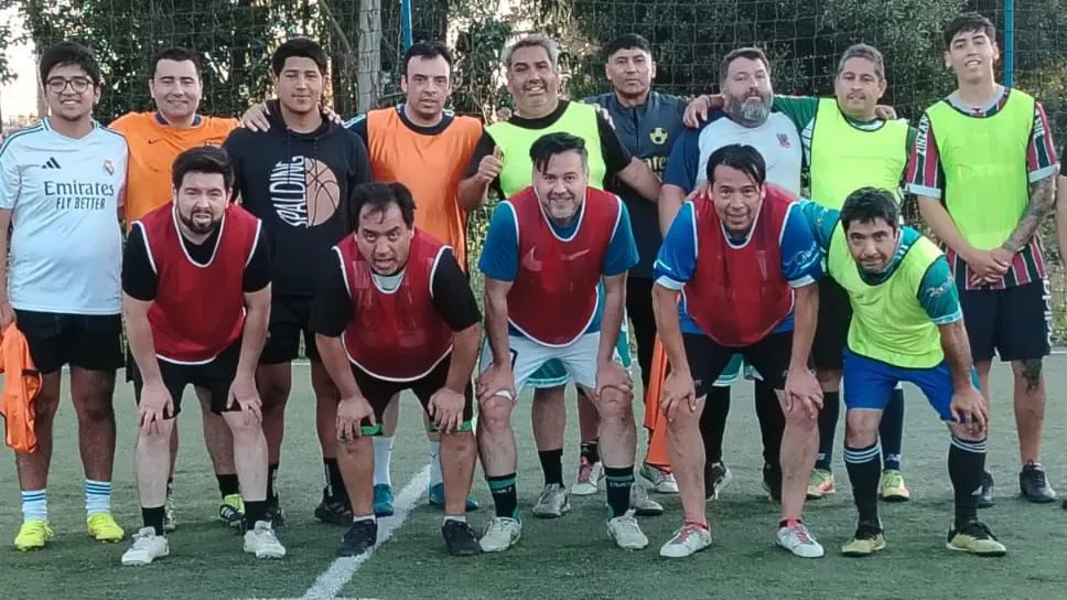 Cristián Canío jugó en varios clubes, incluidos albos y azules. También pasó por Atlante de México y San Martín de Tucumán de Argentina. Es el cuarto de arriba de derecha a izquierda. (Cedida)