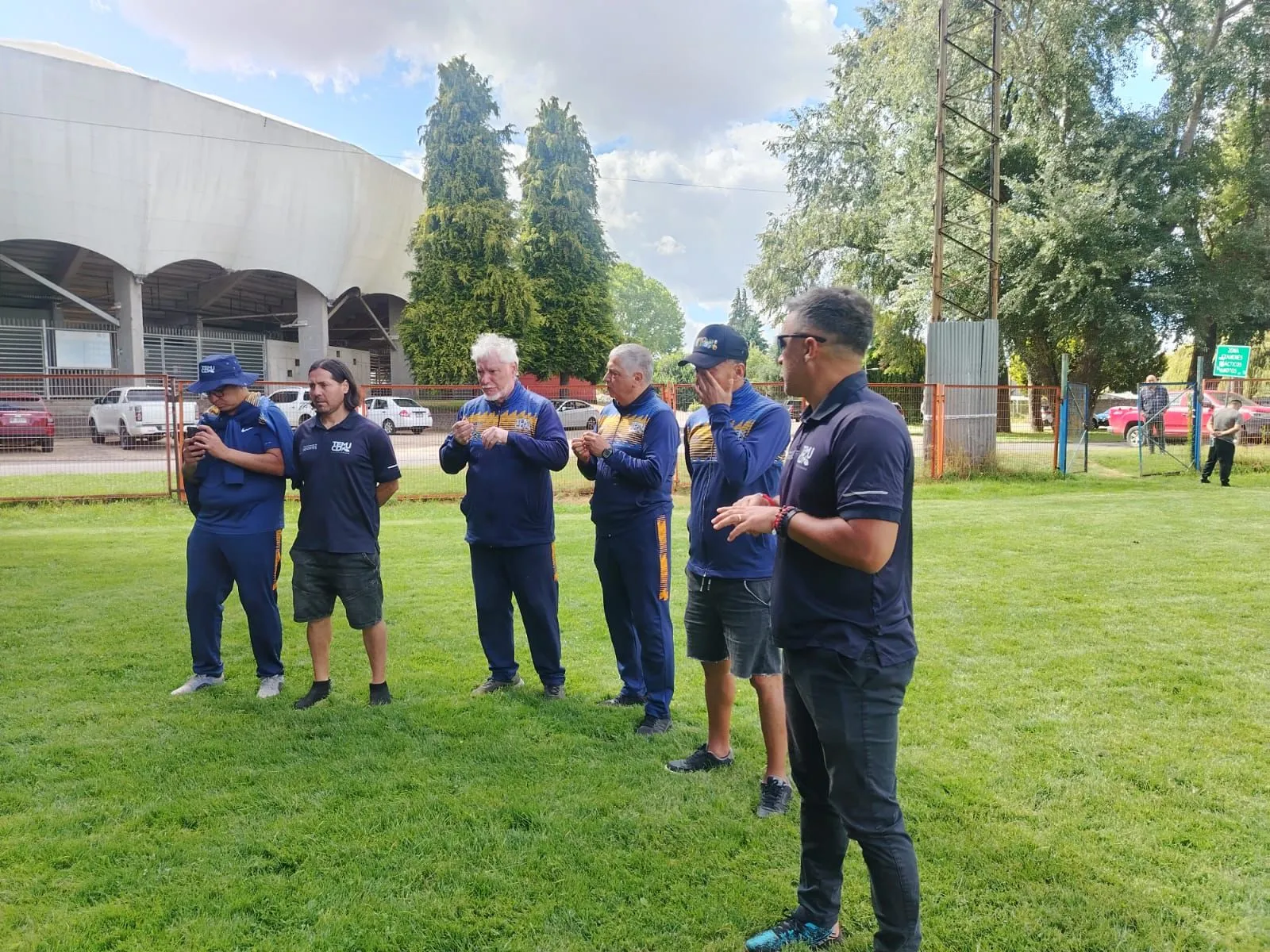 Cristián Canío en plena labor diaria junto a Hugo Droguett. (Foto: cedida).