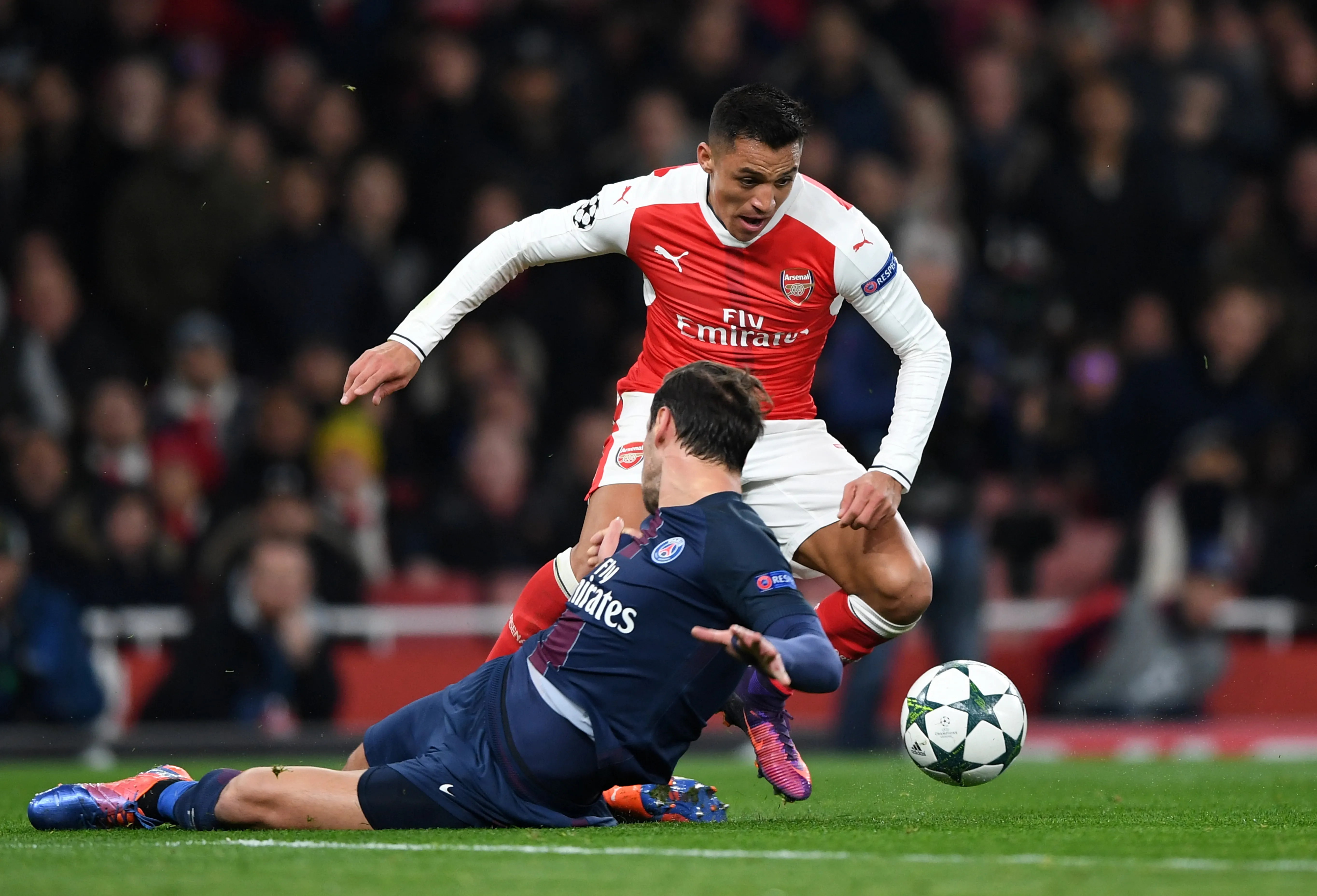 Alexis Sánchez jugando Champions League contra el PSG