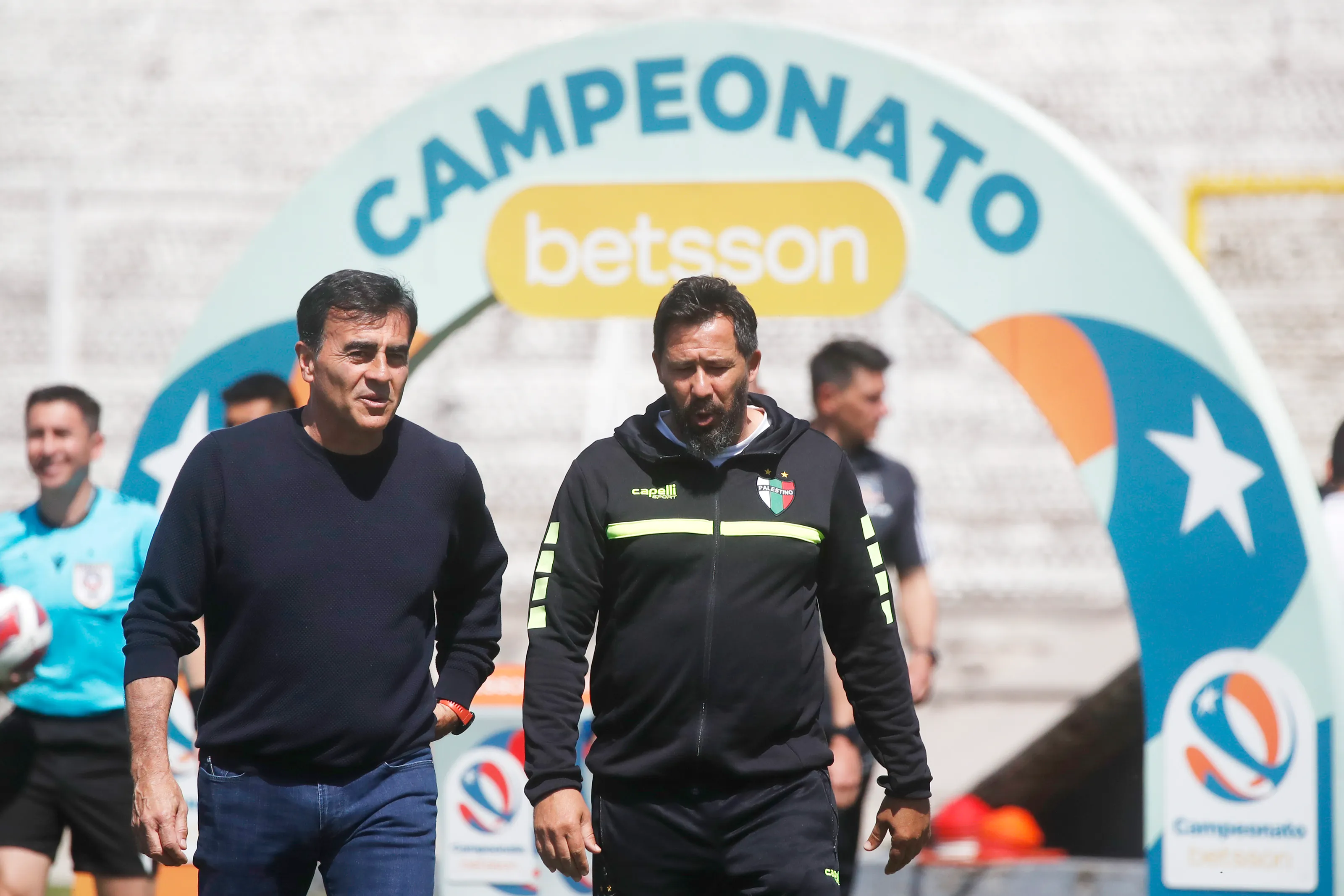 Pablo Vitamina Sánchez y Gustavo Quinteros. Uno dirige Independiente y el otro, Olimpia de Paraguay. (Jonnathan Oyarzun/Photosport)