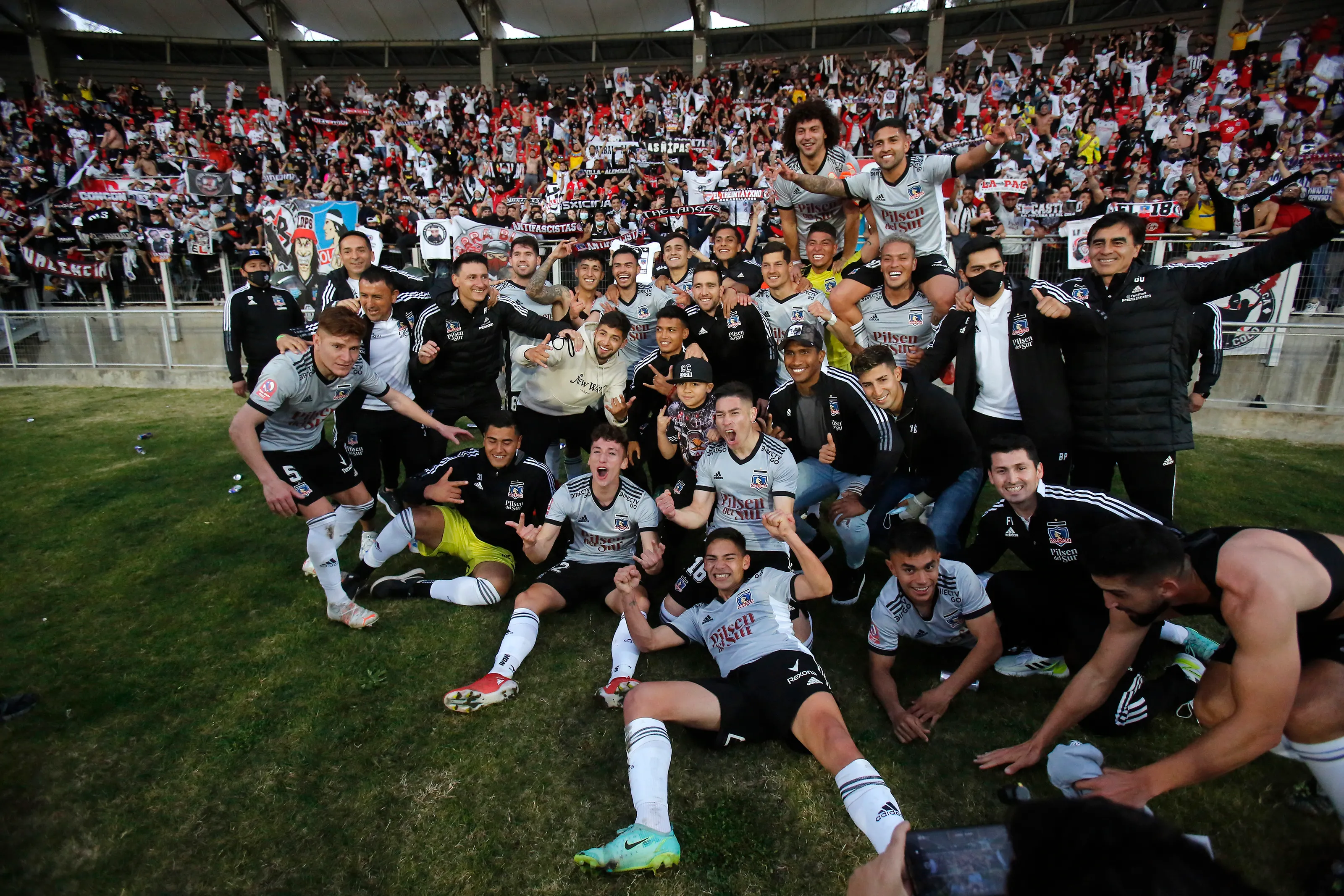 Bryan Soto y sus compañeros de Colo Colo 2021 campeones de Copa ChileFoto: Jonnathan Oyarzun/Photosport