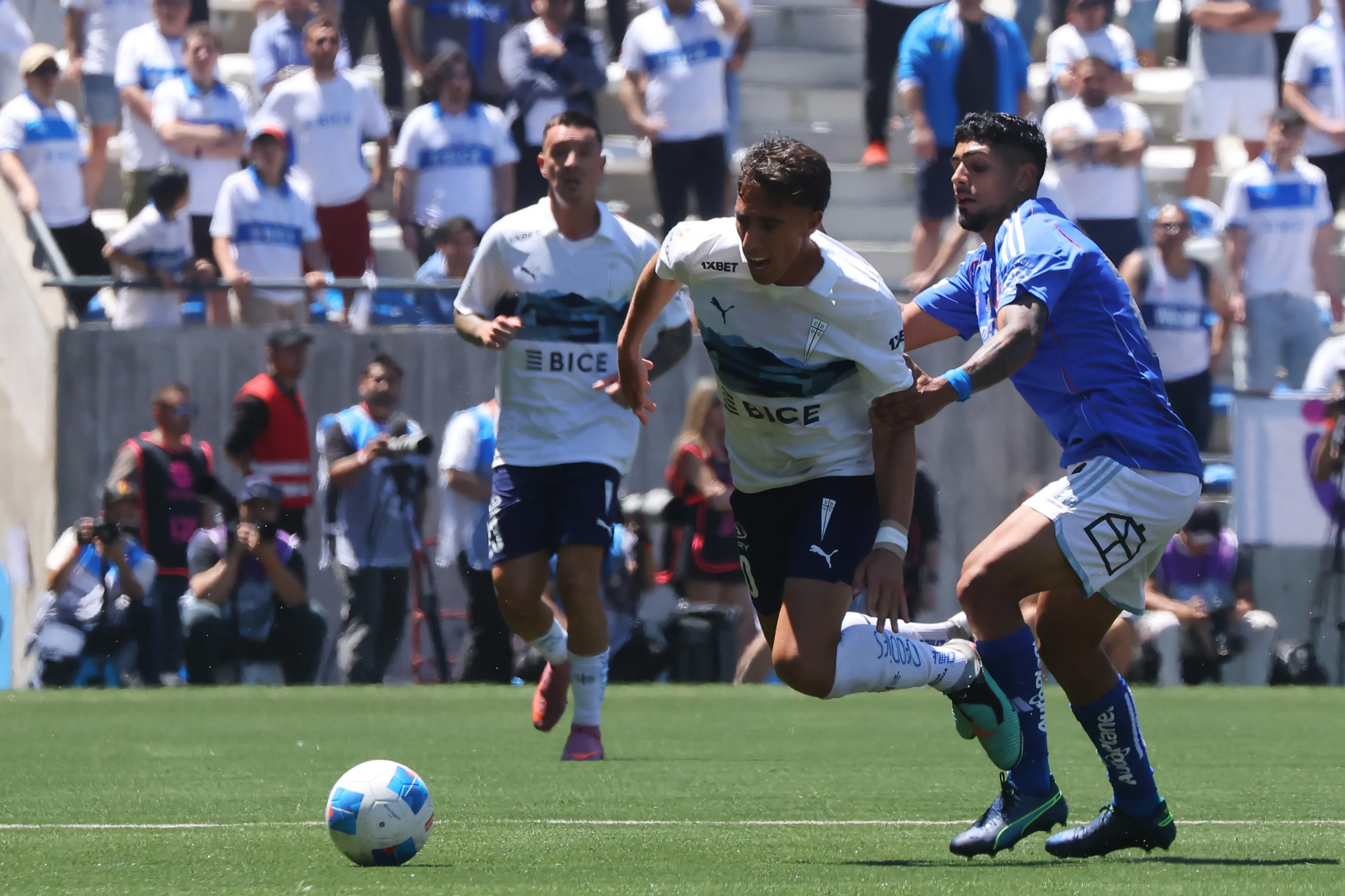 Antonio Díaz marca a Diego Valencia en un Clásico Universitario en el Claro Arena, donde la UC venció por 1-0 a la U con gol de Alfred Canales.  (Jonnathan Oyarzun/Photosport).