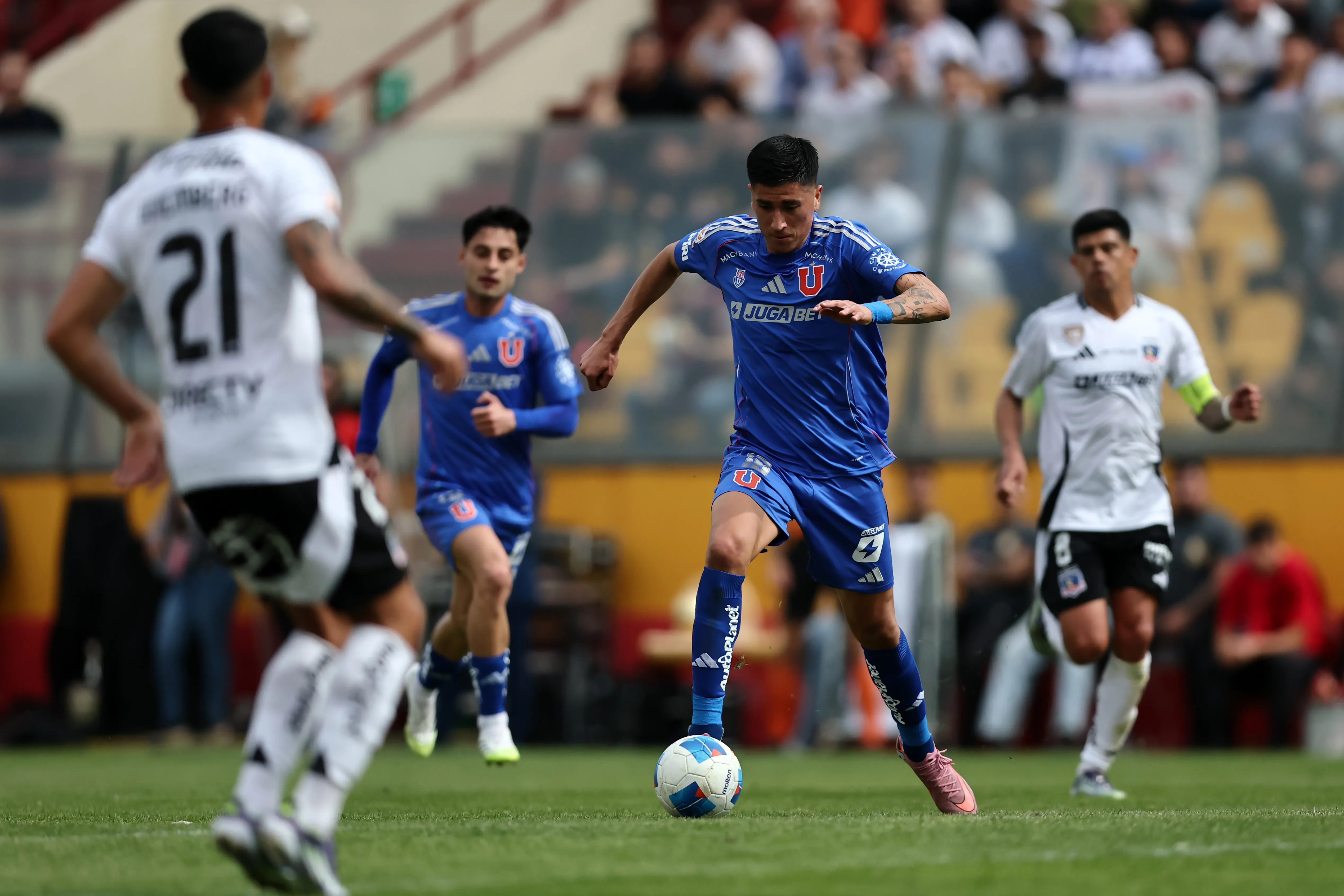 Matías Sepúlveda en acción ante Colo Colo. (Javier Torres/Photosport).