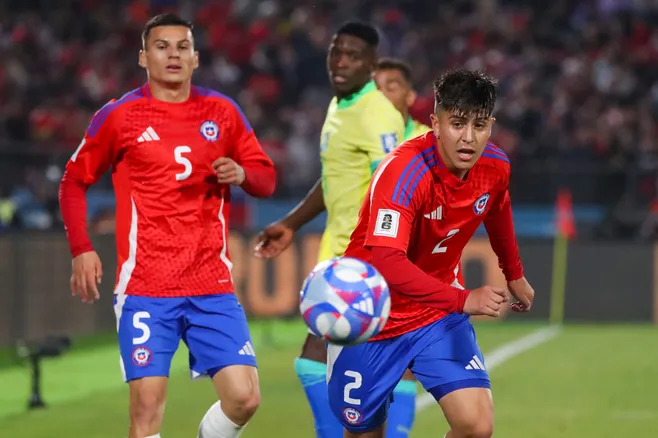 Marcelo Morales en acción ante Chile por las Eliminatorias 2026. (Jonnathan Oyarzun/Photosport).