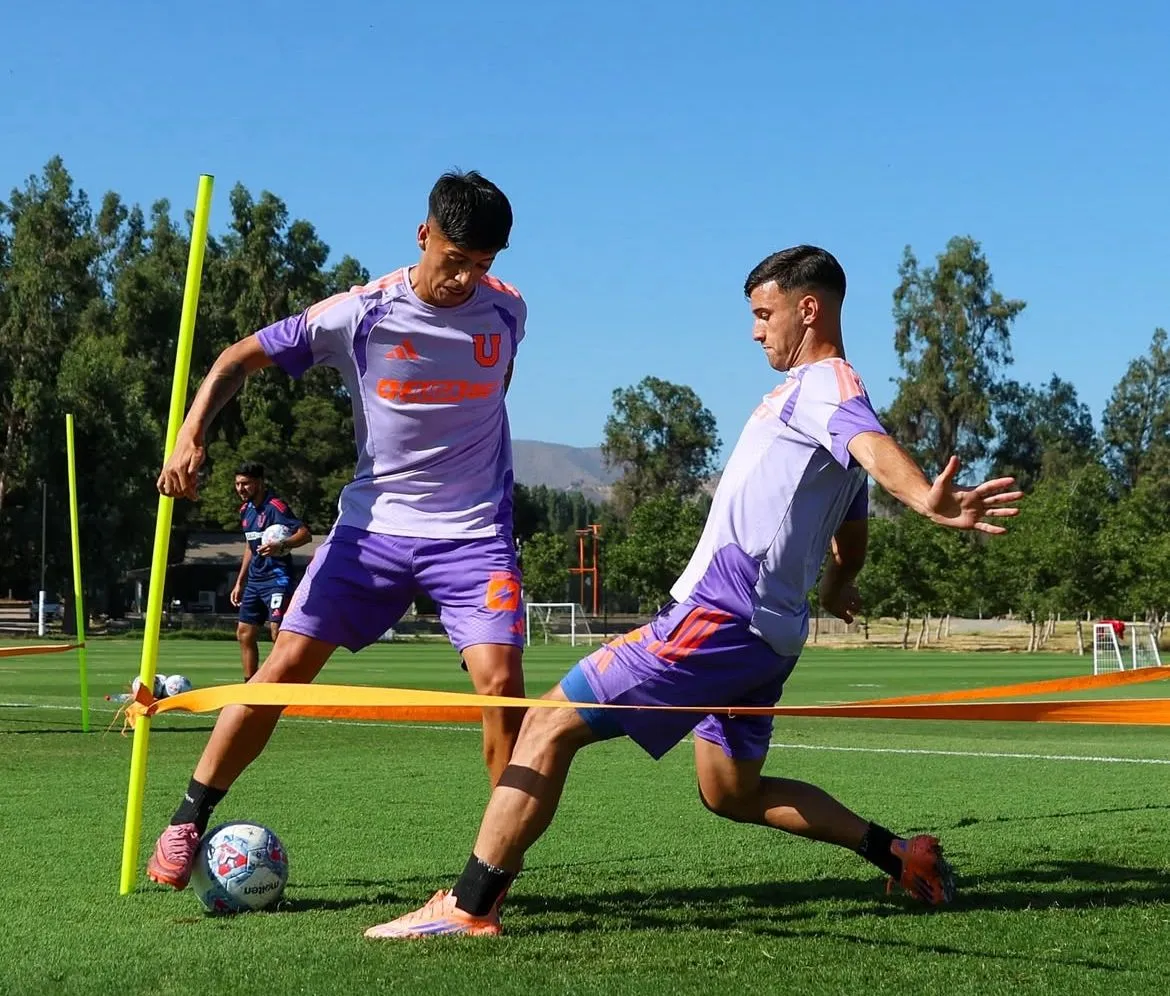 Diego Vargas y Felipe Salomoni, dos que pelean el puesto por la banda izquierda en la U. Foto: U de Chile.