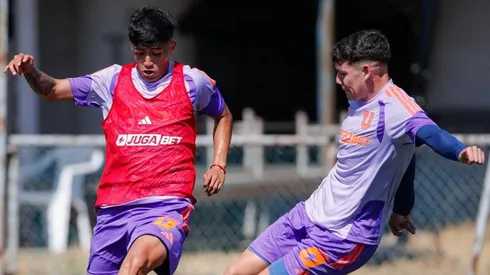 Diego Vargas (peto rojo) lucha por su espacio en la U.
