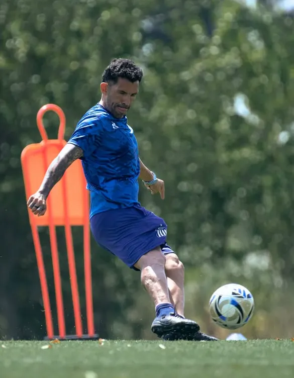 Carlos Tevez en acción durante una práctica de Talleres. (Foto: Talleres de Córdoba).