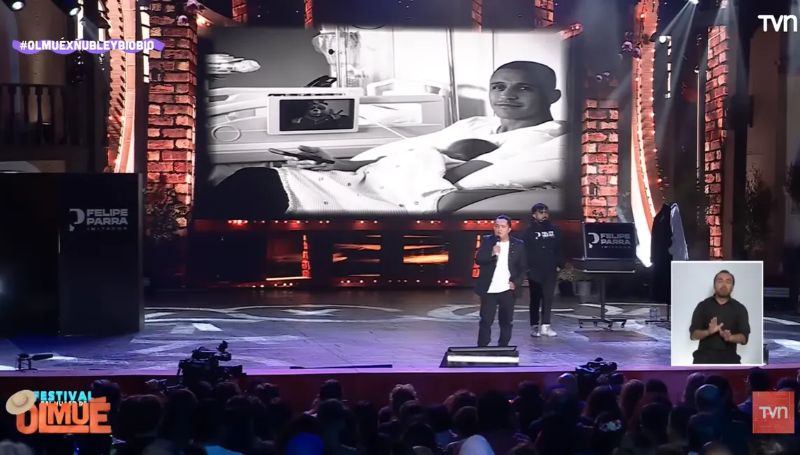 Felipe Parra imitó a Alexis y lo felicitó por su segunda paternidad, aludiendo a Messi. Foto: TVN