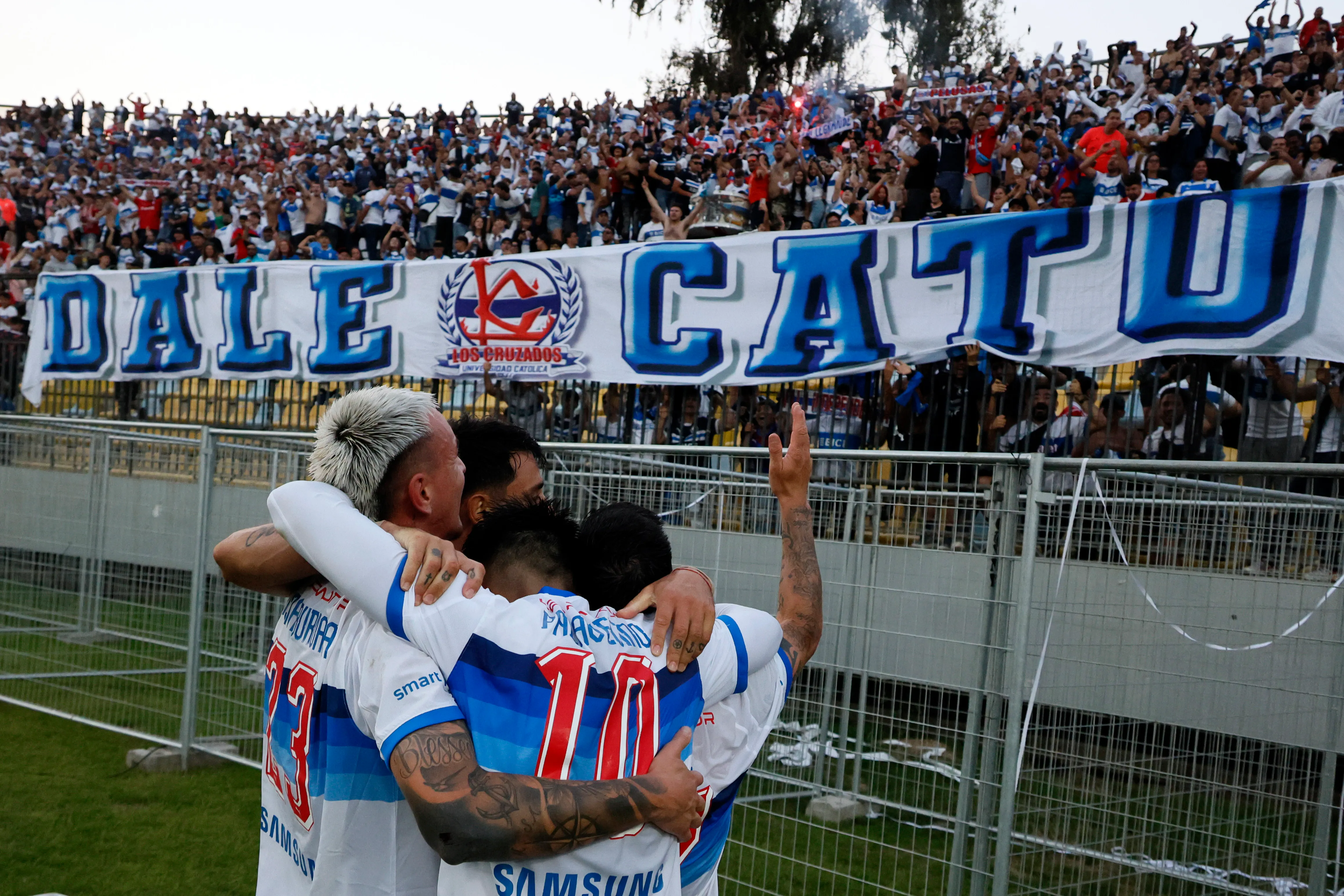 U Católica celebró con sus hinchas en la Supercopa. Foto: Andrés Pina/Photosport