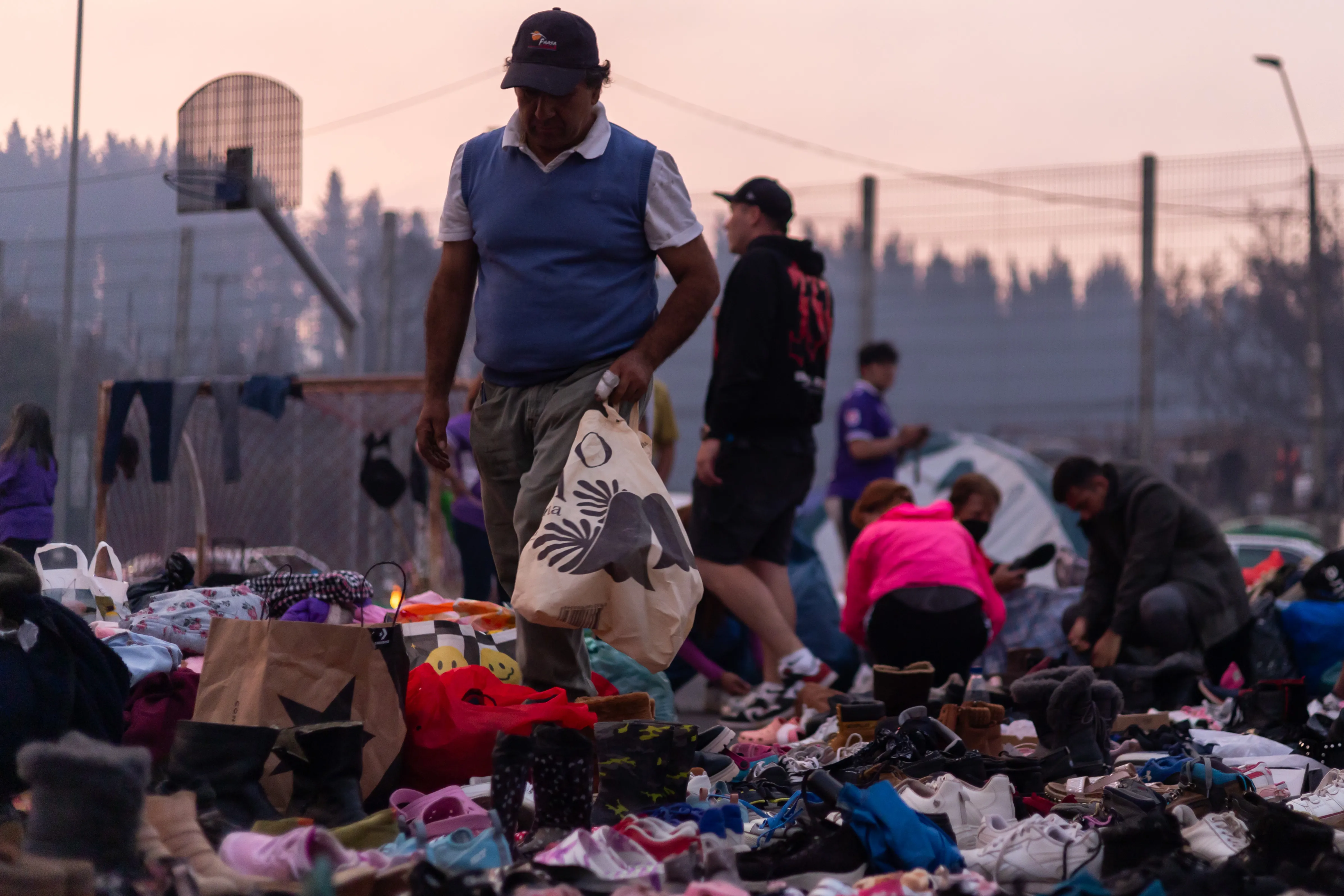 Los albos buscan colaborar con los chilenos que quedaron en la calle. Foto: Javier Torres/Aton Chile