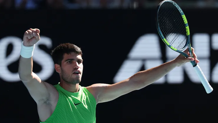 Carlos Alcaraz sigue sin perder un set en Australia.