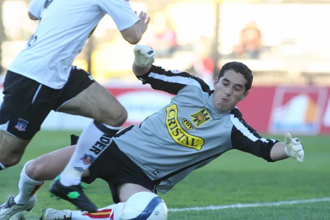 Jaime Bravo en acción por la Unión Española ante Colo Colo. (CLAUDIO DIAZ/PHOTOSPORT).