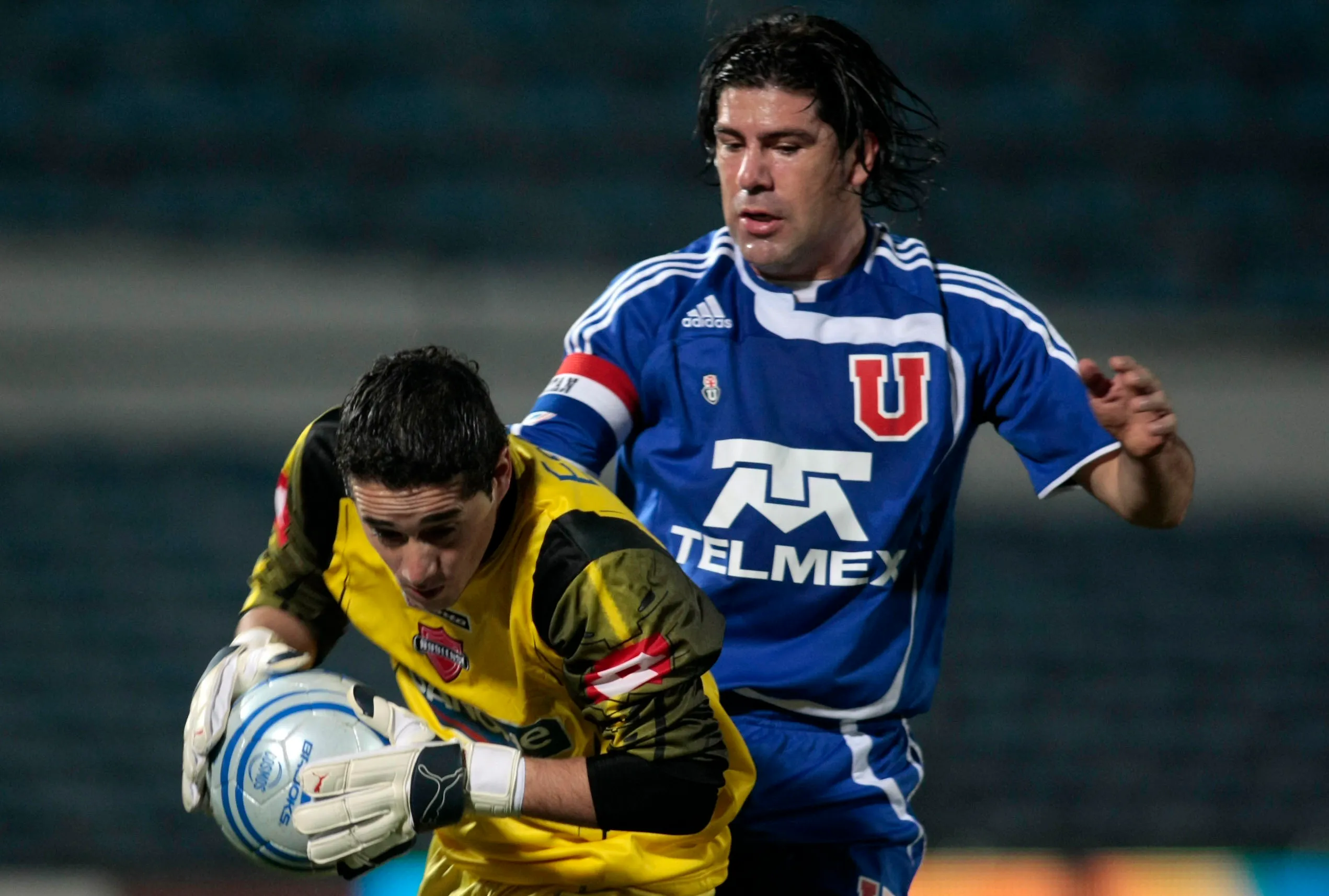 Jaime Bravo aguanta la arremetida de Marcelo Salas. (LUIS HIDALGO/PHOTOSPORT).