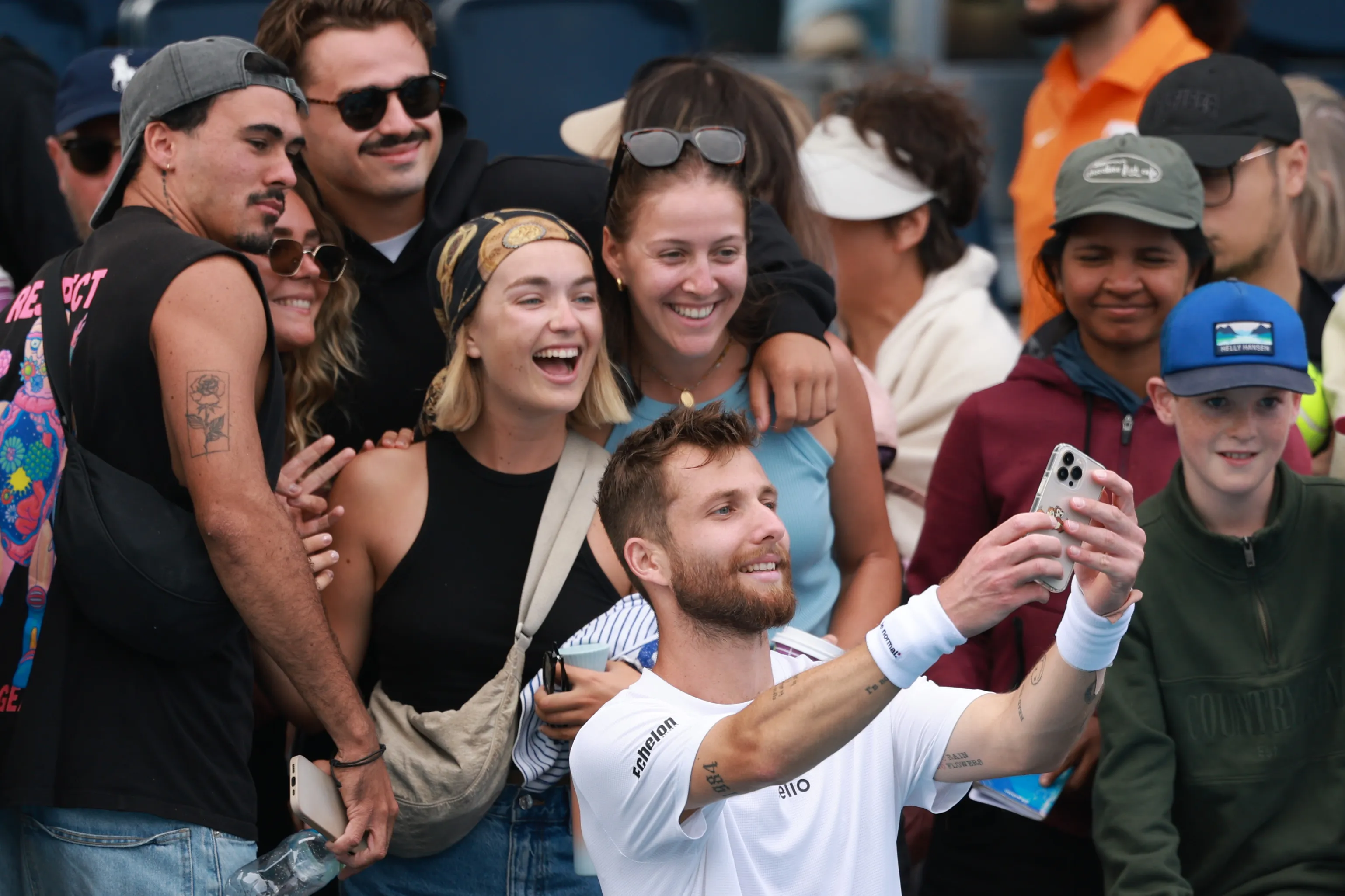 Corentin Moutet se tiene fe ante Carlos Alcaraz. (Photo by Lintao Zhang/Getty Images)