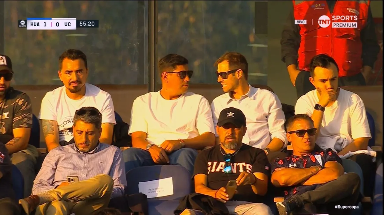 Nicolás Córdova acompañado del gerente de selecciones Felipe Correa. Foto :TNT Sports.