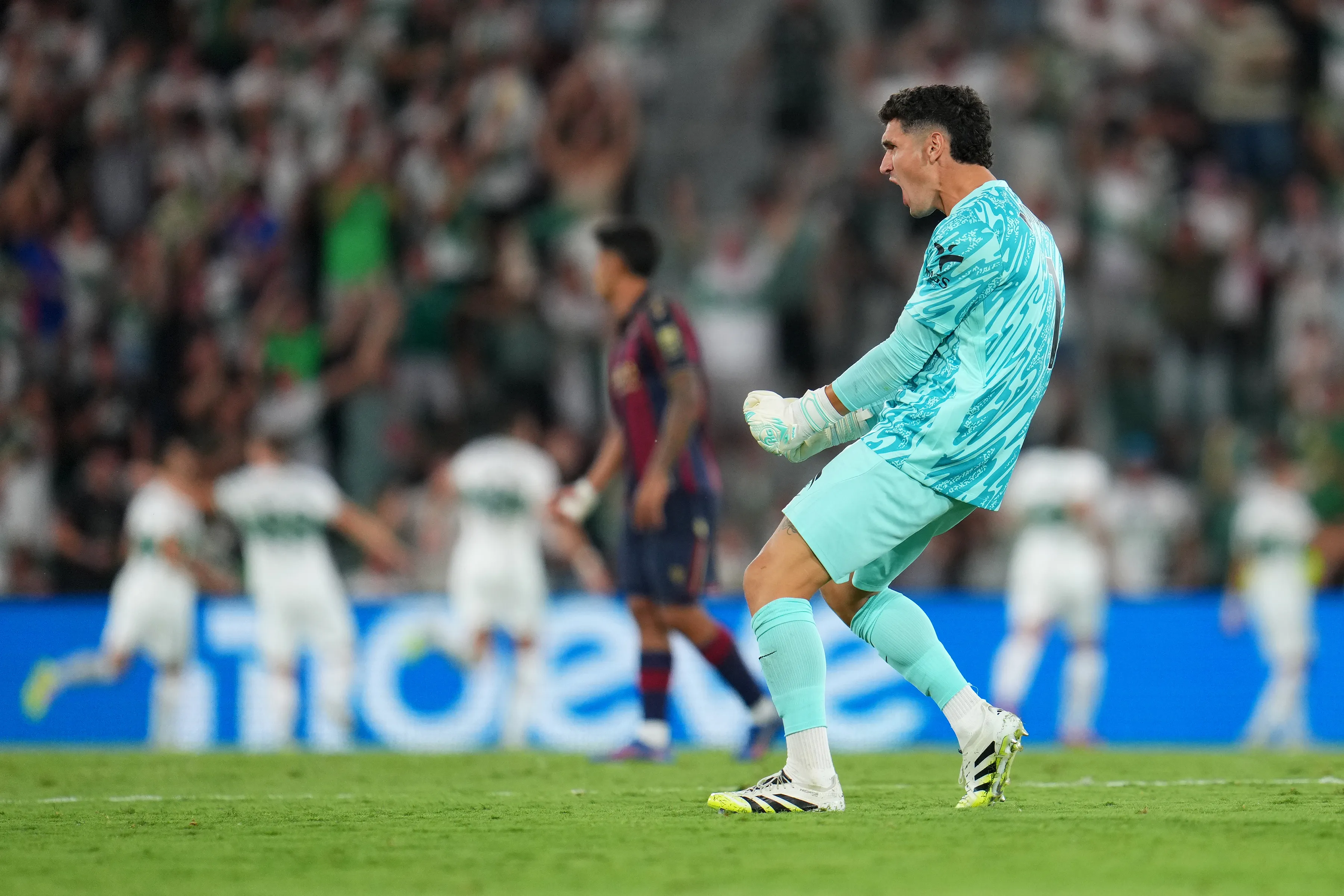Matías Dituro festeja un gol del Elche ante Levante. (Aitor Alcalde/Getty Images).