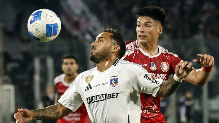 Ignacio Mesías lucha un balón con Marcos Bolados en la Liga de Primera 2025.