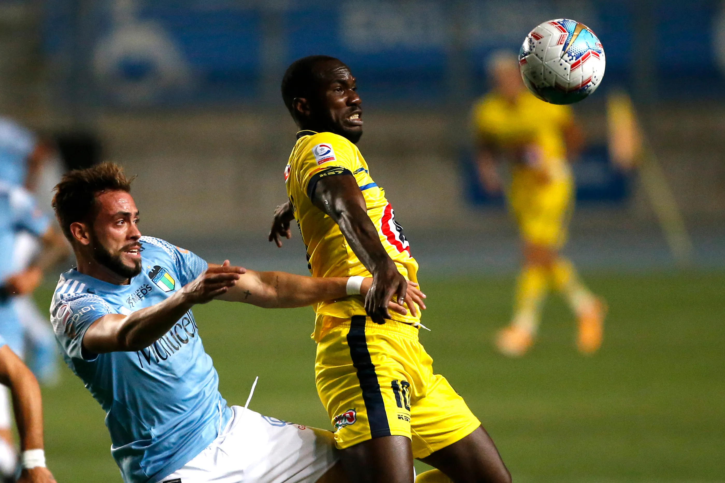 Matías Fracchia jugó en O’Higgins y marca a Cecilio Waterman, quien salió de Coquimbo Unido. (Andres Pina/Photosport).
