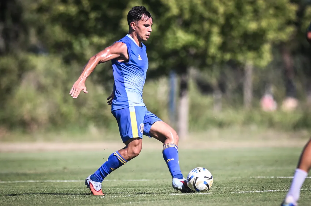 Vicente Pizarro en plena práctica por Rosario Central. (Foto: Rosario Central).