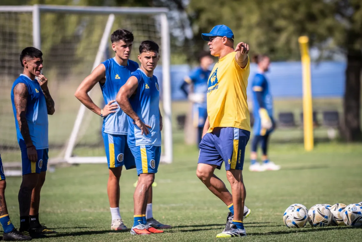 Jorge Almirón da instrucciones y Vicente Pizarro escucha con atención. (Foto: Rosario Central).