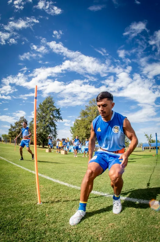 Vicente Pizarro en plena práctica de Rosario Central.
