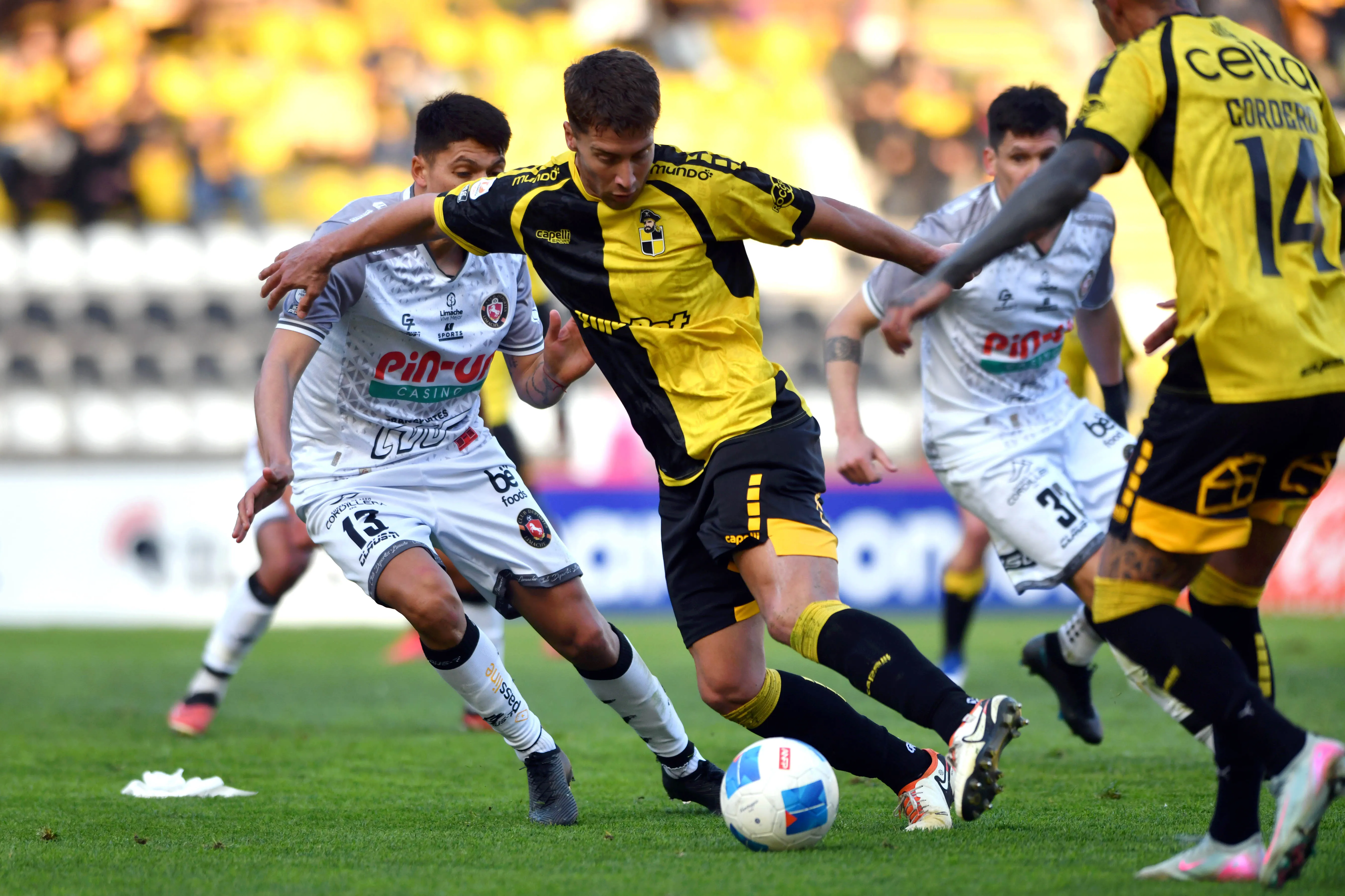 Coquimbo Unido y Deportes Limache podrán desempatar el mejor de cinco hoy en la Supecopa.Foto: Alejandro Pizarro Ubilla/Photosport