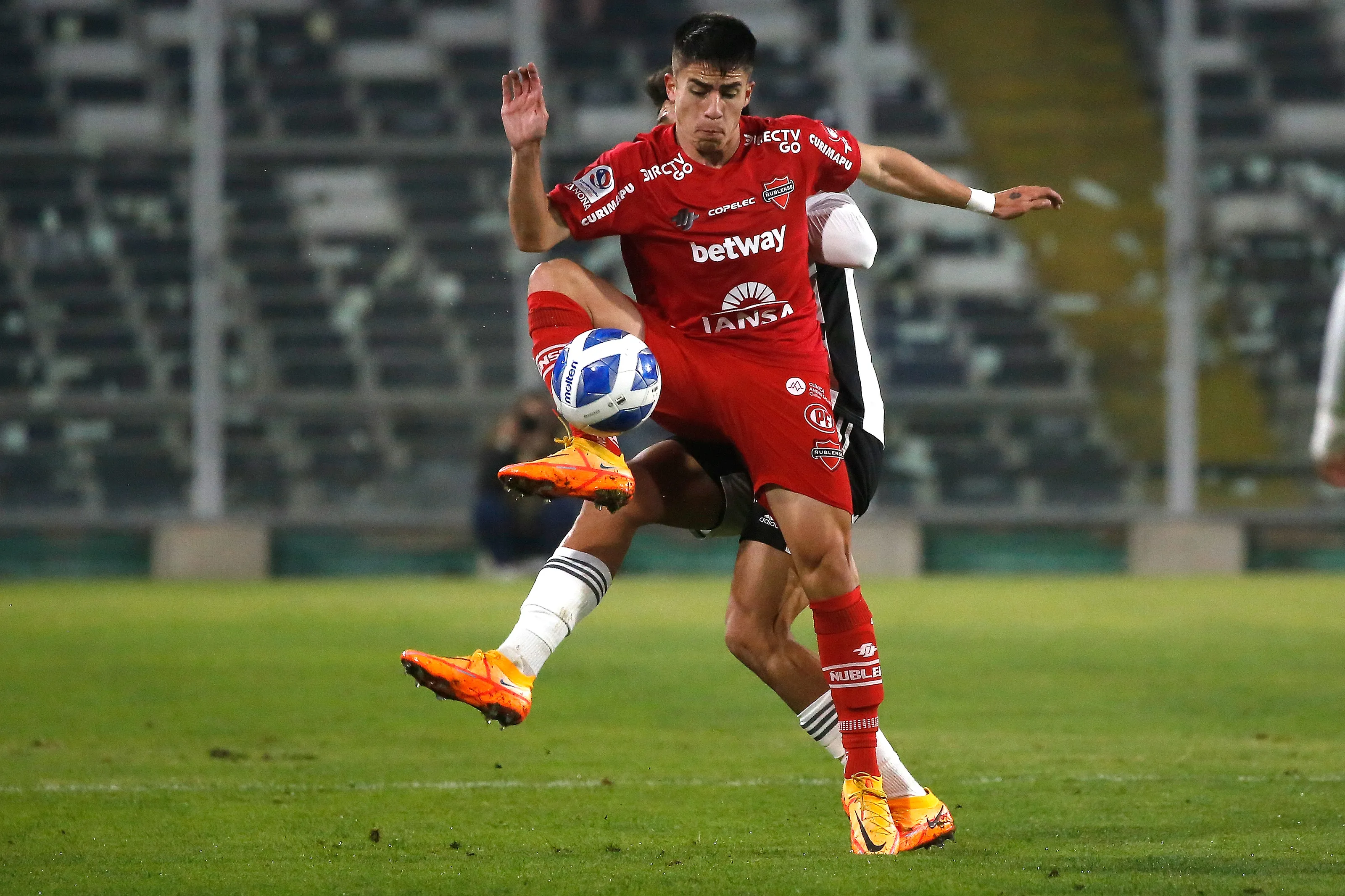 Matías Moya podría volver a vestir de rojo de cara al 2026. (Foto: Jonnathan Oyarzun/Photosport)