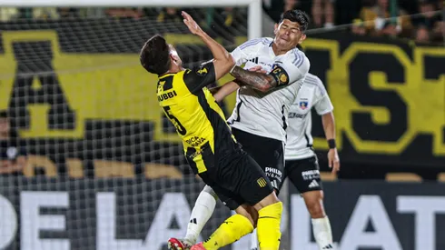 Colo Colo y Peñarol juegan en el Estadio Centenario.