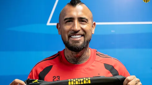 Arturo Vidal fue recibido personalmente por Peñarol antes del amistoso con Colo Colo.