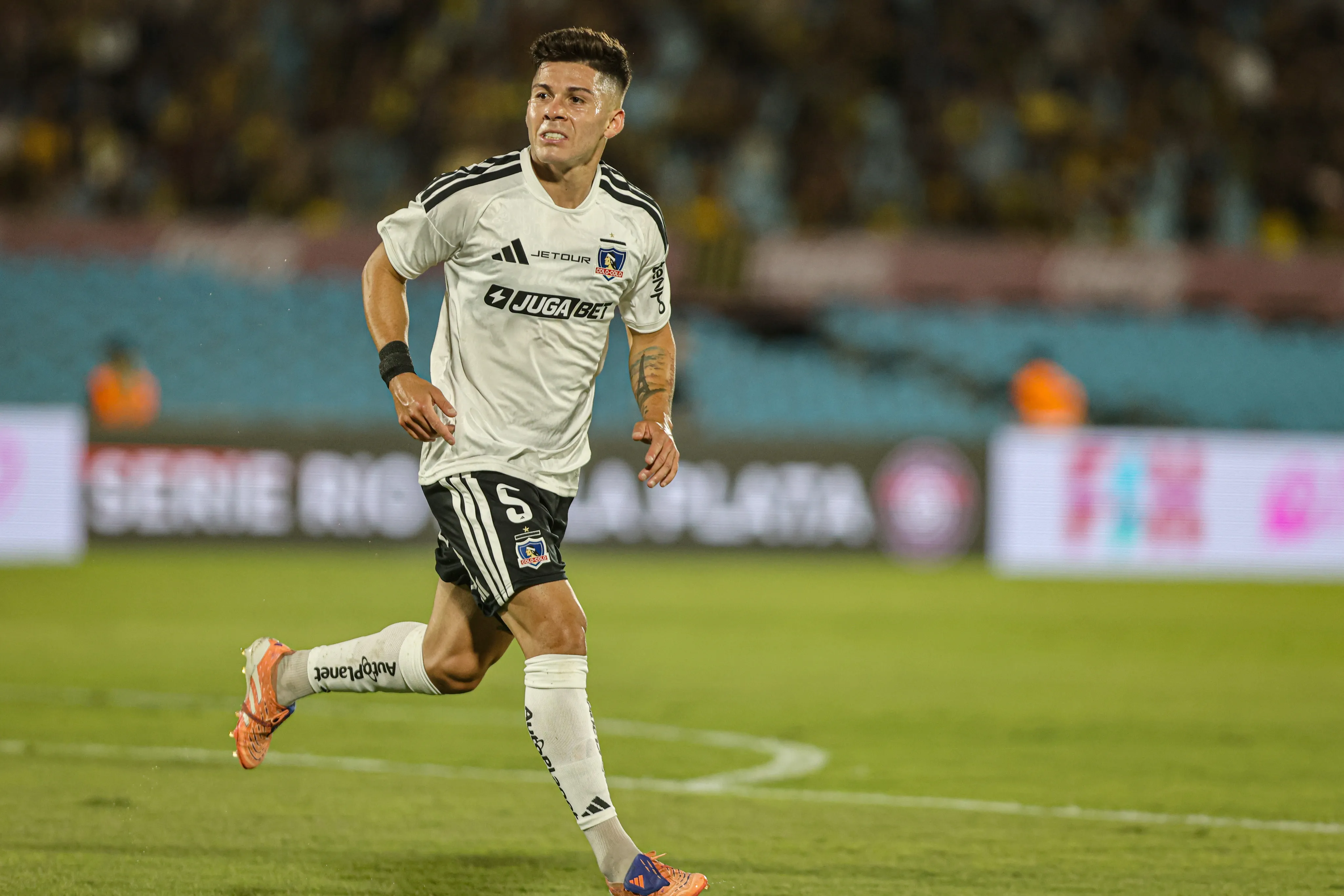 Víctor Felipe Méndez fue una de las buenas figuras de Colo Colo en este empate ante Peñarol. | Foto: Photosport.