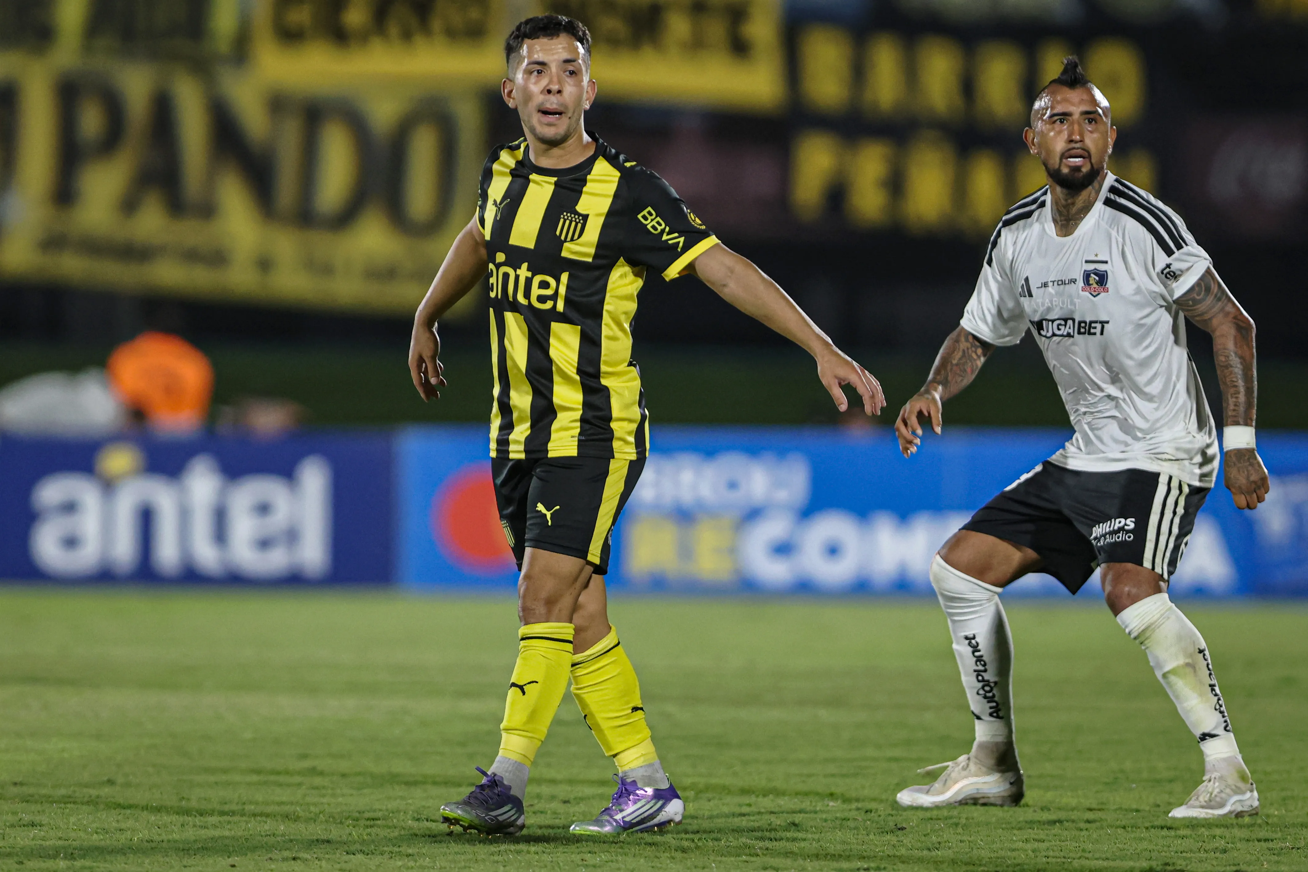 Arturo Vidal volvió a jugar como volante en Colo Colo. Foto: Gaston Britos/Focouy/Photosport