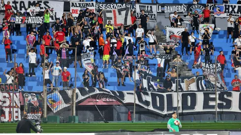 Los hinchas albos otra vez hicieron noticia por su mal comportamiento.