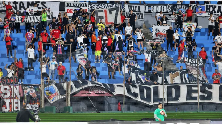 Los hinchas albos otra vez hicieron noticia por su mal comportamiento.