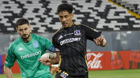 Gabriel Arias ante Salomón Rodríguez. Uno se fue de Racing y el otro, salió de Colo Colo.