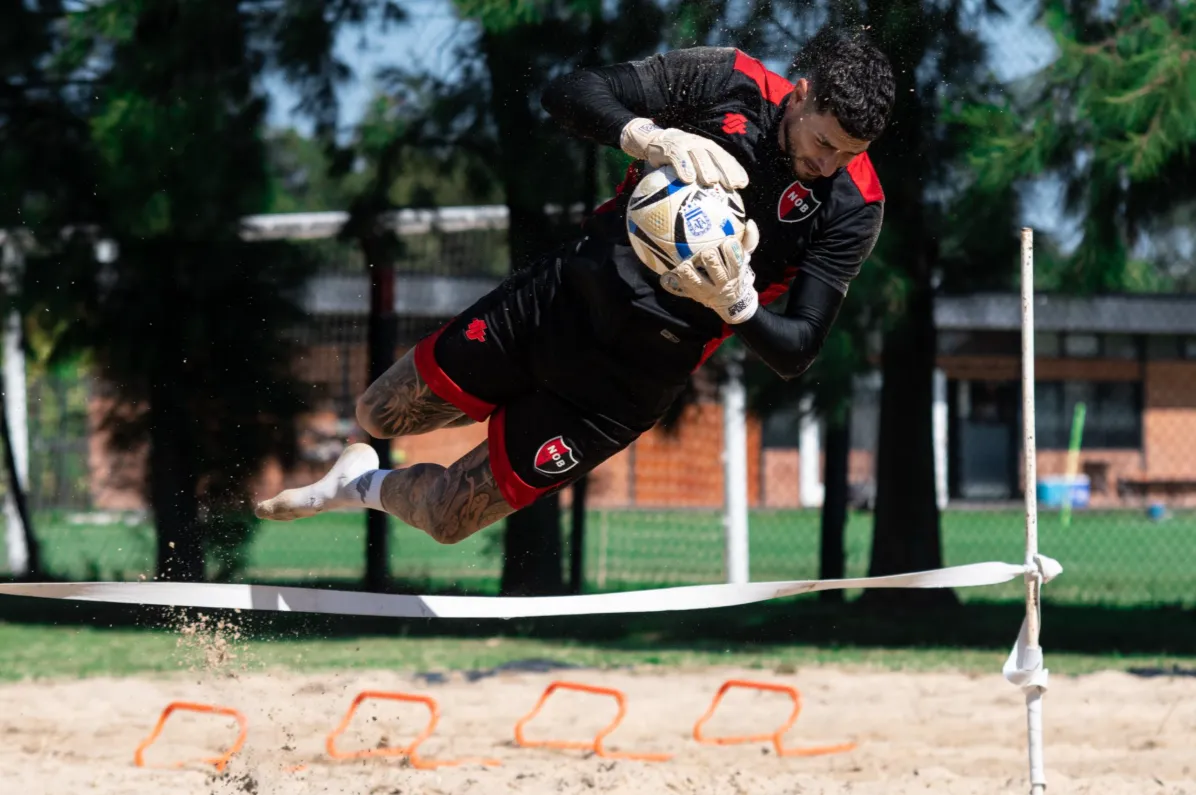 Gabriel Arias en acción durante una práctica en Newell’s Old Boys de Argentina. (Foto: Newell’s).