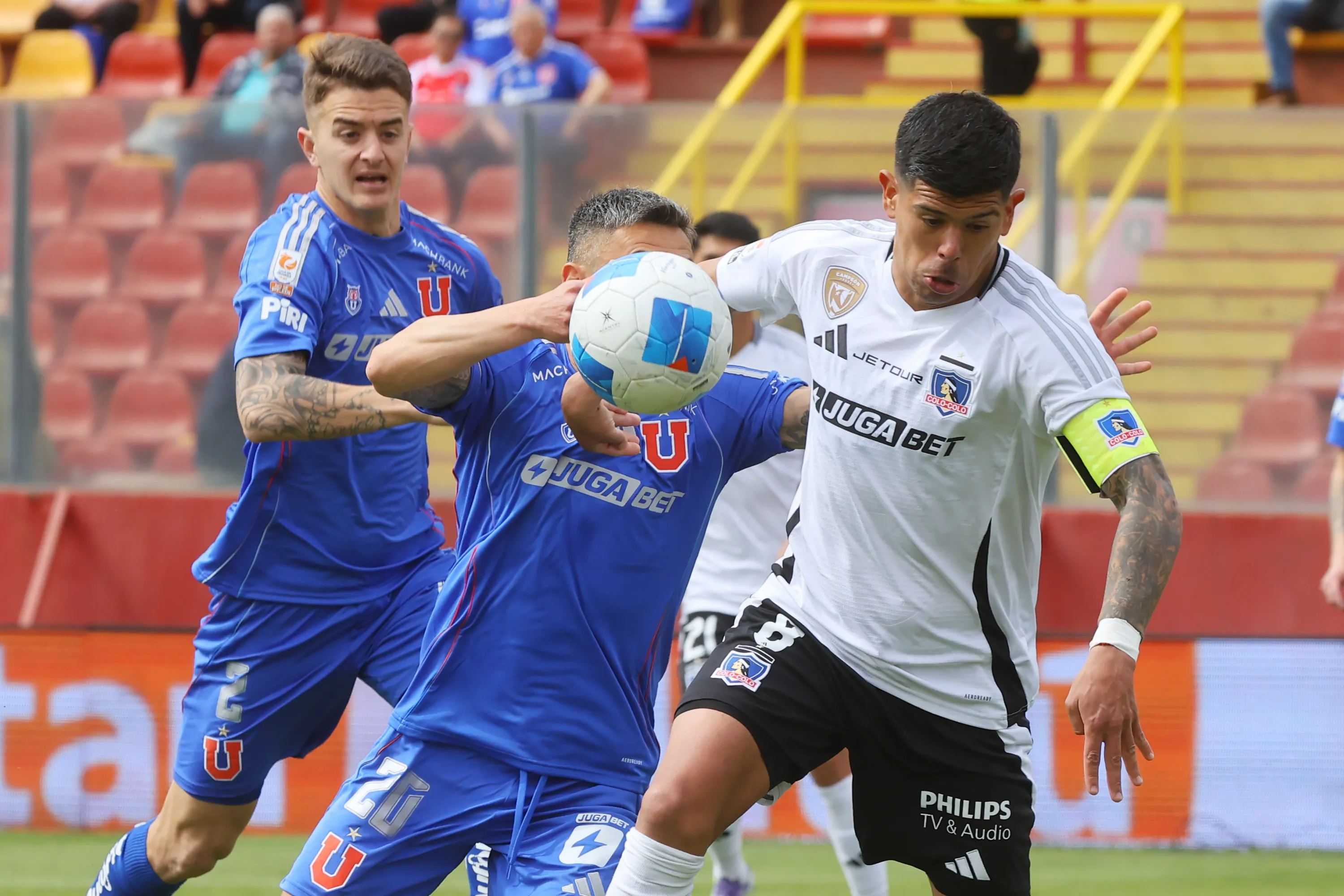 Esteban Pavez ante Universidad de Chile. (Jonnathan Oyarzun/Photosport).