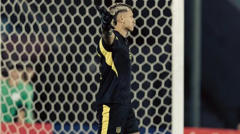 El arquero de Peñarol revela que junto con atajar tres penales quería disparar uno ante Colo Colo.