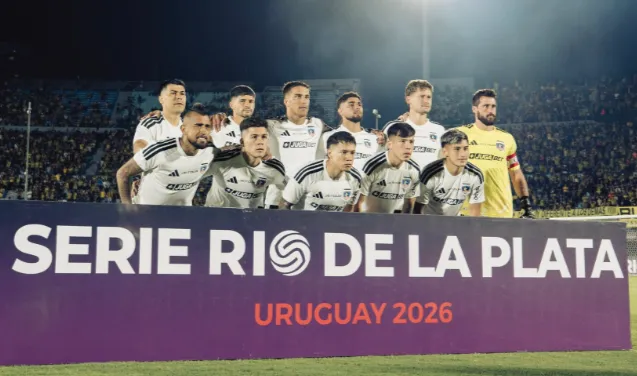 La formación de Colo Colo en el Centenario. (Foto: Serie Río de La Plata).