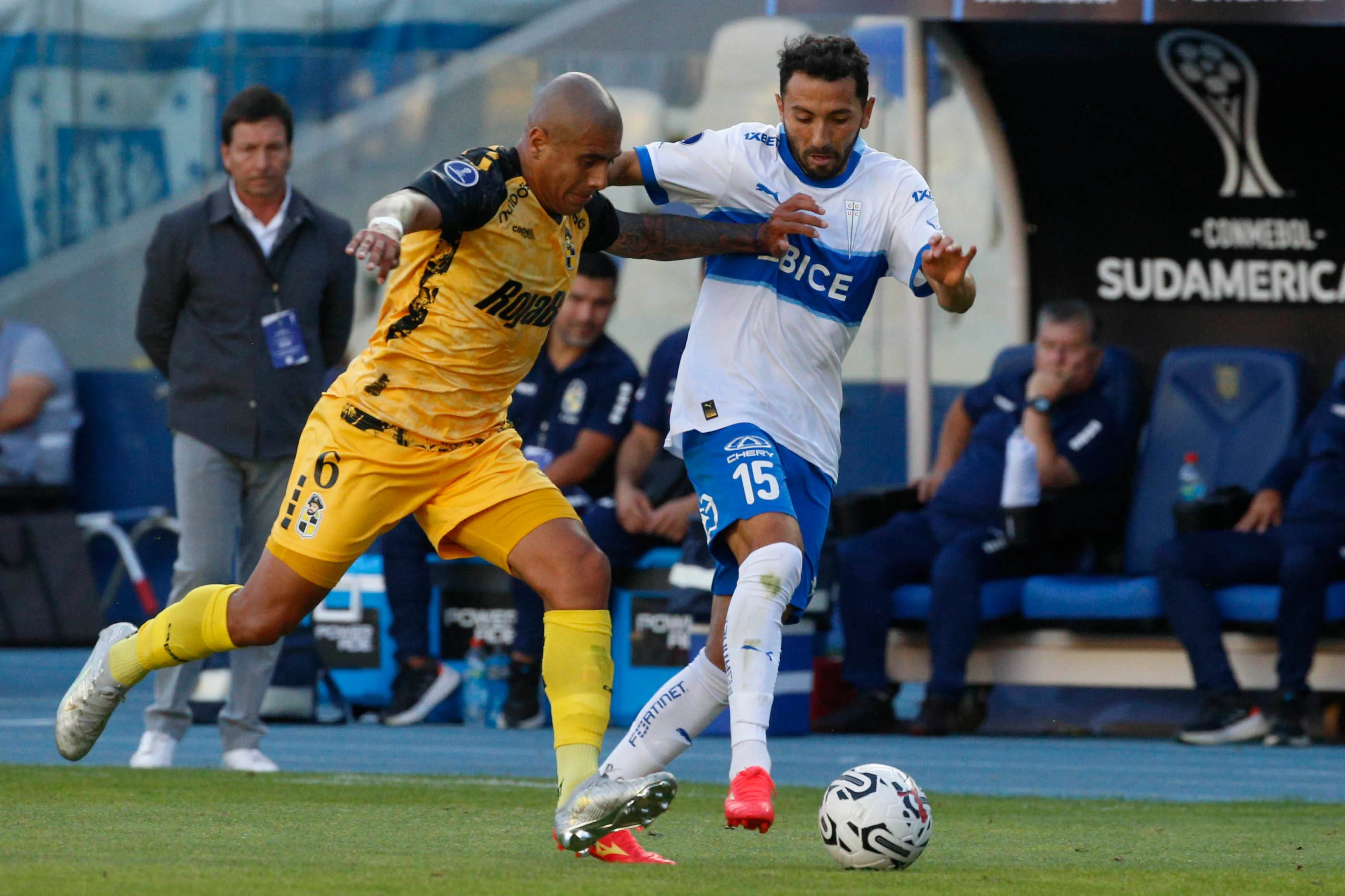 Cristián Cuevas lucha ante Dylan Glaby, quien volvió a ser Pirata tras su préstamo a dos clubes argentinos.  Marco Vasquez/Photosport