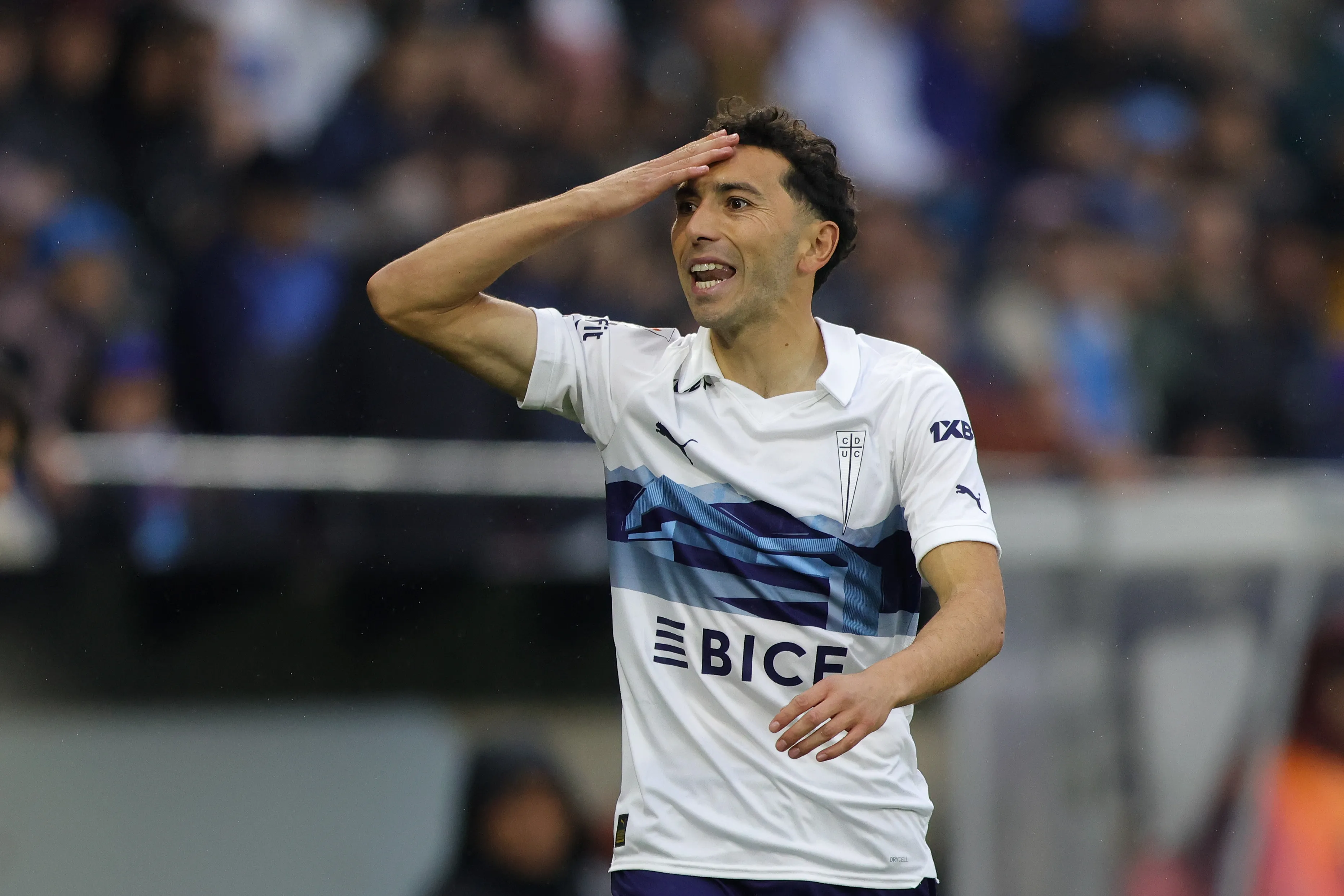 Cristián Cuevas suma ya 115 partidos en la Universidad Católica, donde donde anotó 5 goles y regaló 18 asistencias. (Felipe Zanca/Photosport).