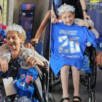 La visita que recibieron los jugadores de la U: cumplió 102 años