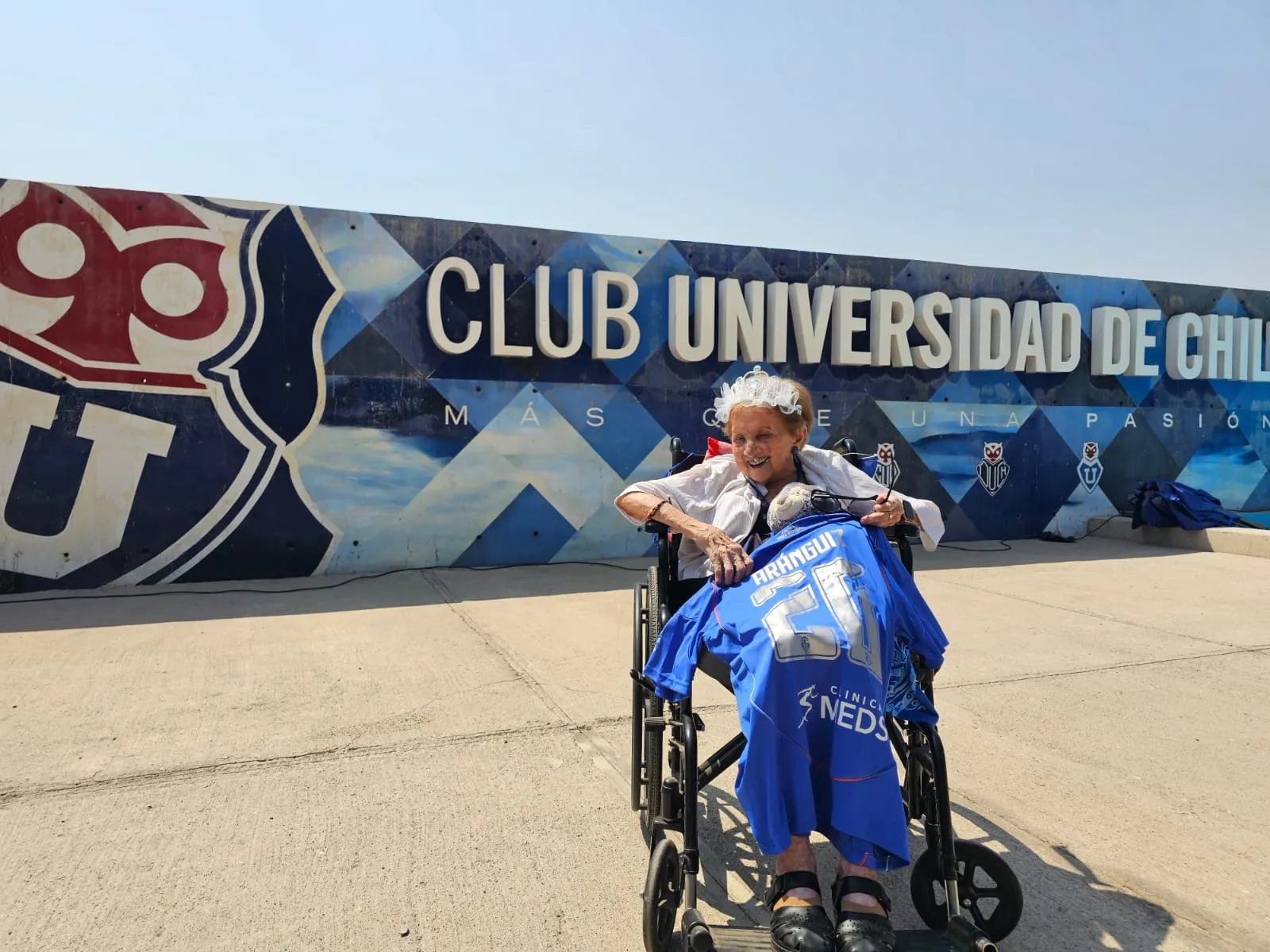 La Tía Tutty con la camiseta que le regaló Charles Aránguiz.