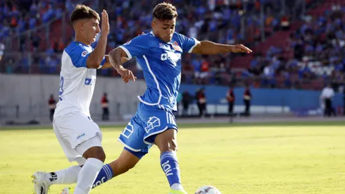 Alessandro Riep persigue a Fabián Hormazábal, otro que sonó en Argentina.