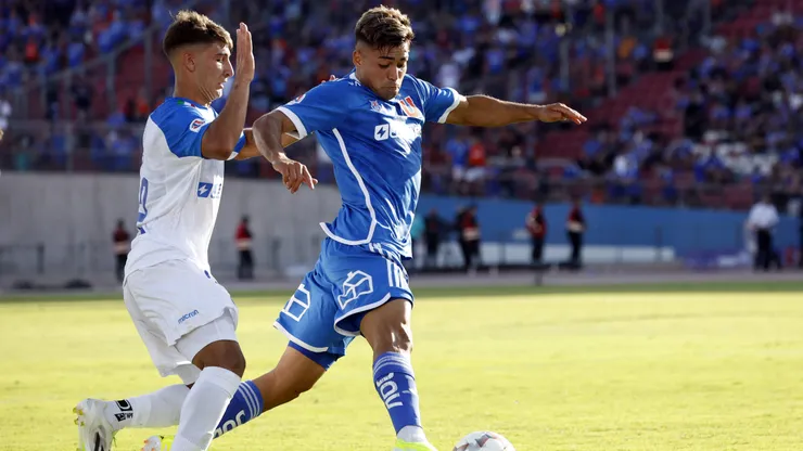 Alessandro Riep persigue a Fabián Hormazábal, otro que sonó en Argentina.