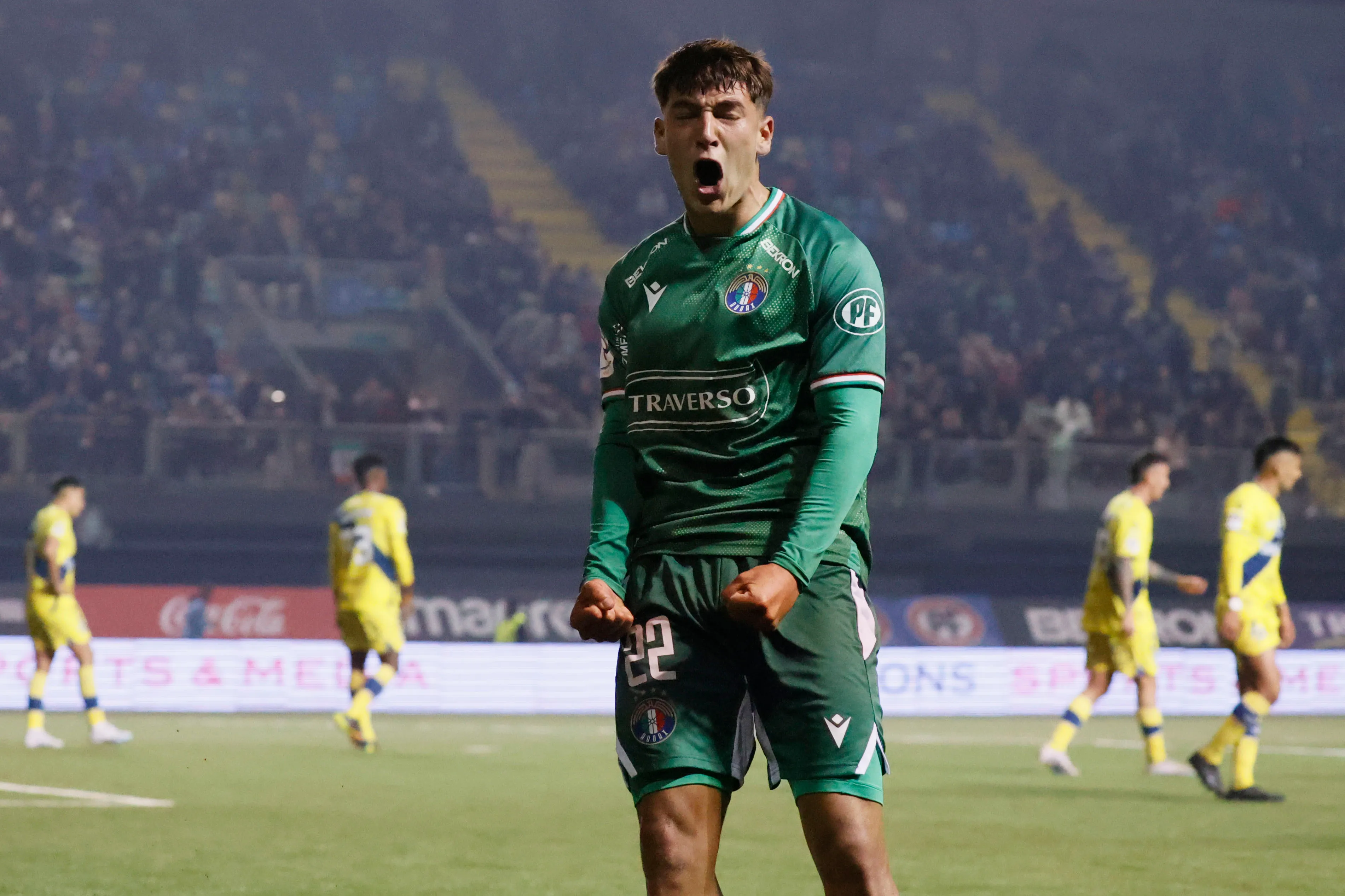 Alessandro Riep festeja un gol ante Everton de Viña del Mar. (Dragomir Yankovic/Photosport).