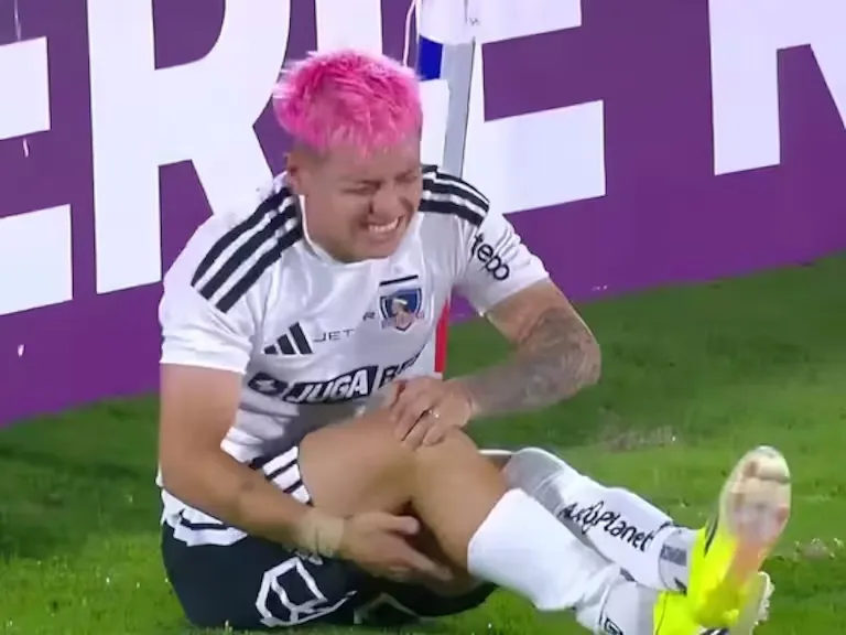 Zavala se lesionó en su rodilla derecha tras su insólito penal en el Colo Colo vs Peñarol. | Foto: Captura.